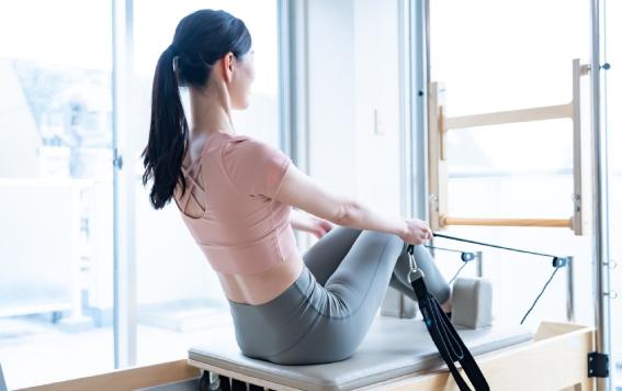 Instructor teaching Allegro Sports Pilates face-to-face at Intelligent Movement